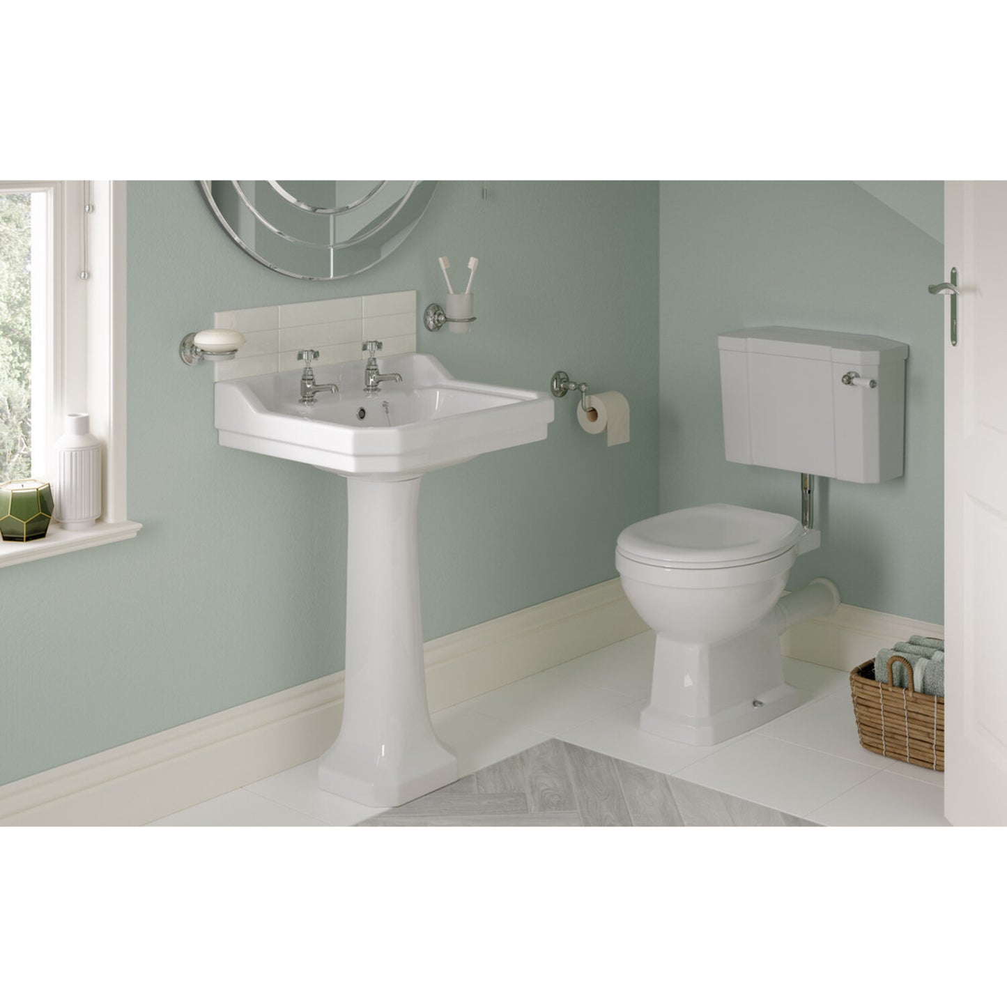 Solae Low Level WC & Satin White Wood Effect Seat w/Br.Brass Finishes